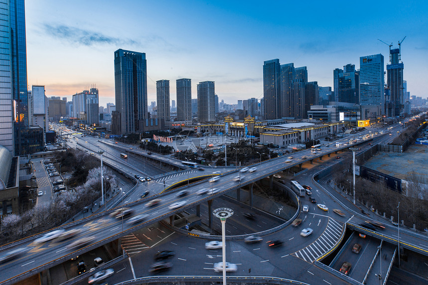 城市高架车流延时摄影图片