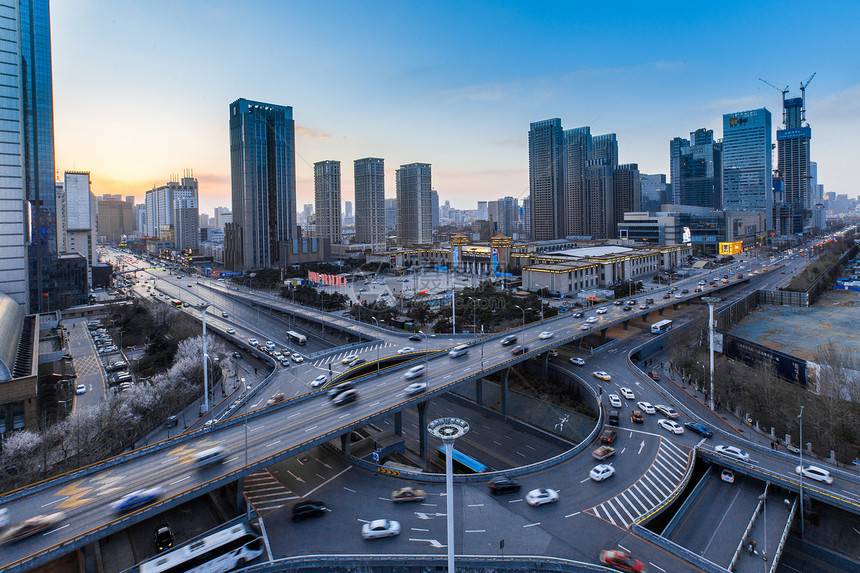 城市高架车流延时摄影图片