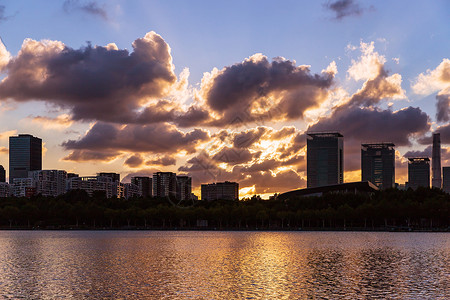 夕阳下的城市风景背景图片