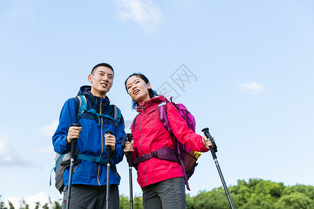 户外登山包户外远足情侣眺望背景