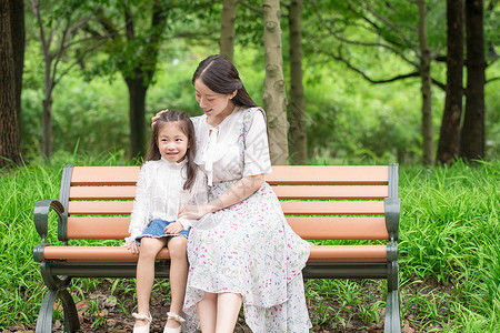 妈妈陪伴孩子公园休息图片