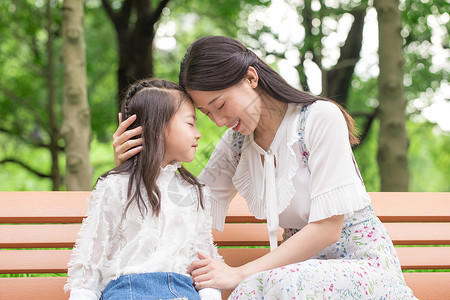 妈妈陪伴孩子公园休息图片