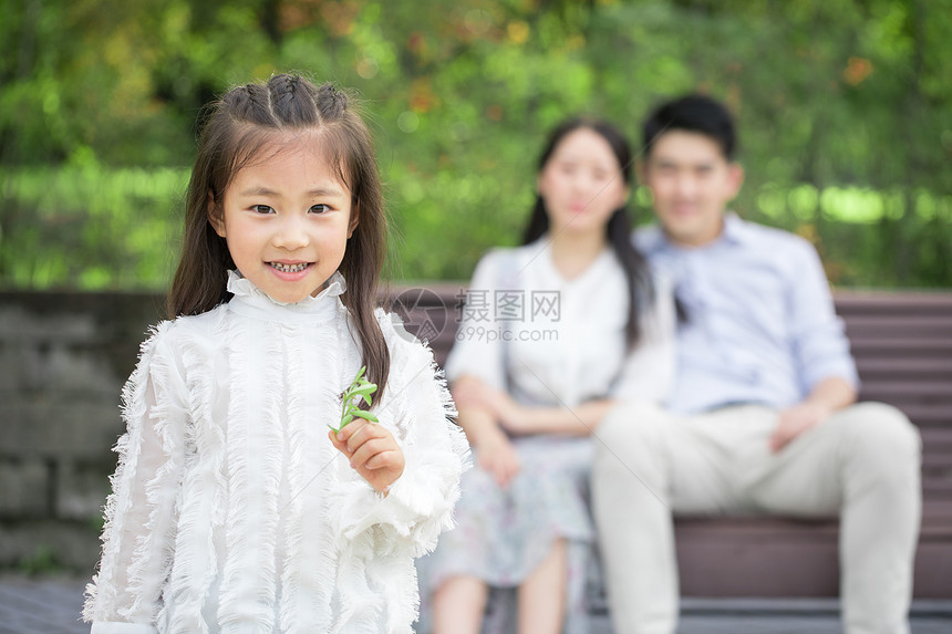 一家三口小女孩形象图片