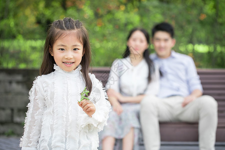 一家三口小女孩形象图片