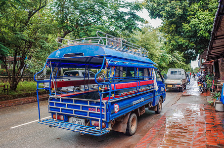 旅游吉祥物老挝琅勃拉邦街头背景