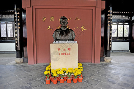 书圣故里历史街区绍兴蔡元培故居雕像背景