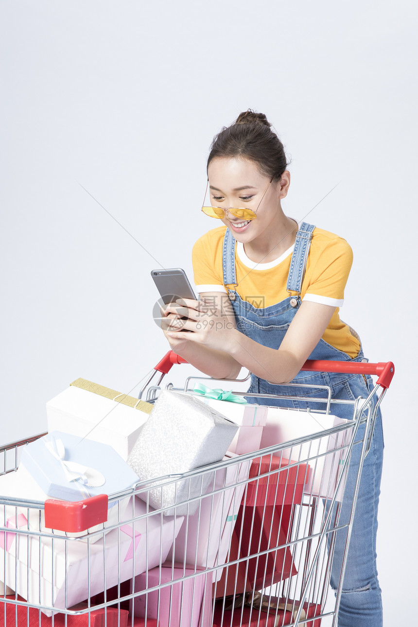 女性手机购物图片