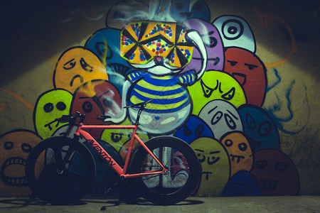 死飞单车涂鸦墙前的死飞背景