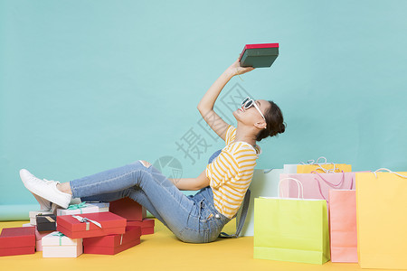 女性购物礼物图片