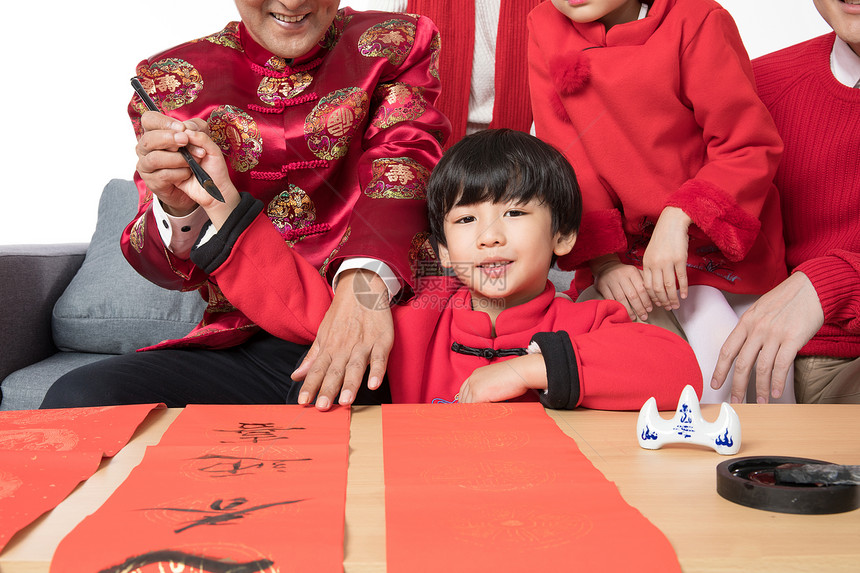 新年家庭写春联图片