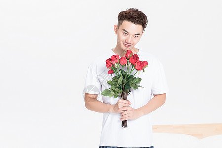 手拿玫瑰花的男生背景图片