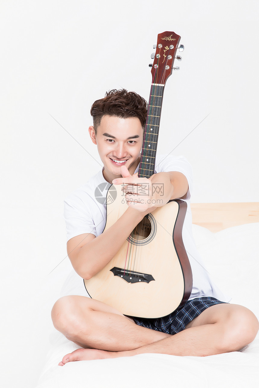 会弹吉他的男生图片