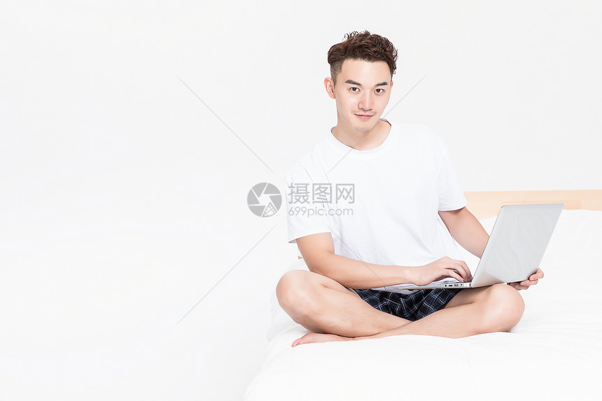 看电脑的男生图片