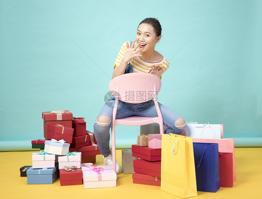 女性购物礼物图片