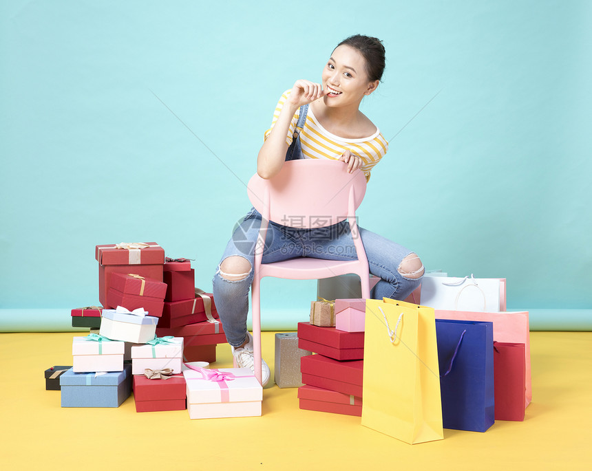 女性购物礼物图片