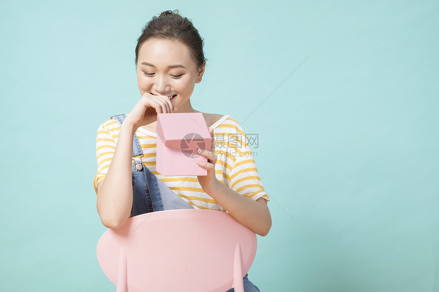 女性购物礼物图片