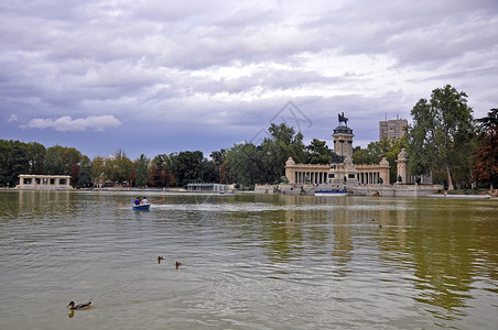 西班牙丽池公园Parque del Retiro高清图片