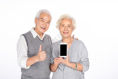 老年夫妻手拿手机高清图片