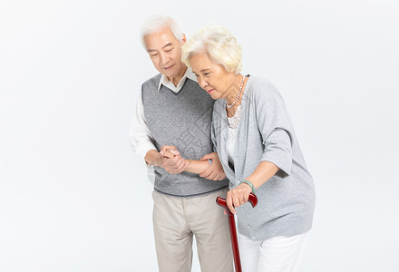 驼背矫正老年夫妇拐杖搀扶背景