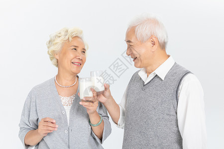 老年人喝牛奶背景