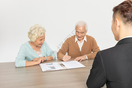 老年夫妻签订合同背景图片