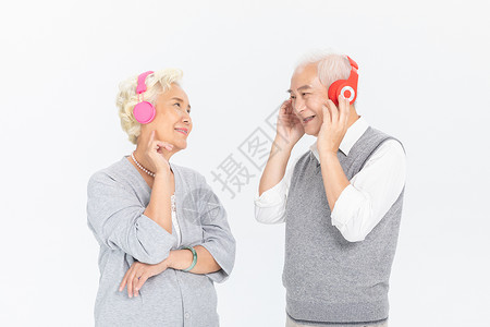 老年人奶奶听歌老年人戴耳机听歌背景
