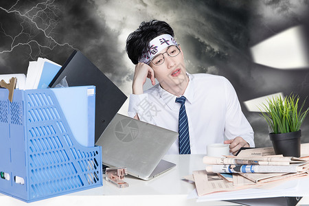 坐在办公桌前低头沮丧的商务白领工作压力设计图片