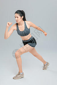 运动美女跑步动作图片