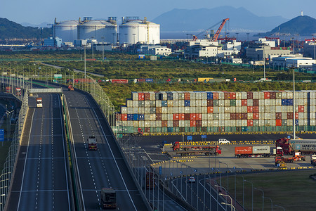 公路旁的集装箱码头背景图片