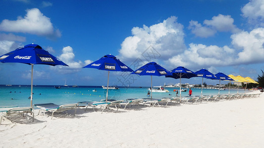 蓝白沙滩加勒比海遮阳伞高清图片