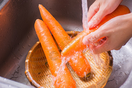 洗胡萝卜食材洗菜篮高清图片