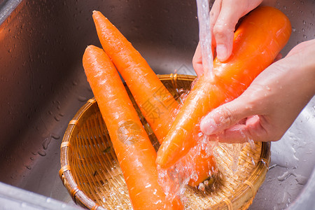 洗胡萝卜食材水洗菜高清图片