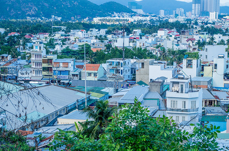 现代市芽庄市背景