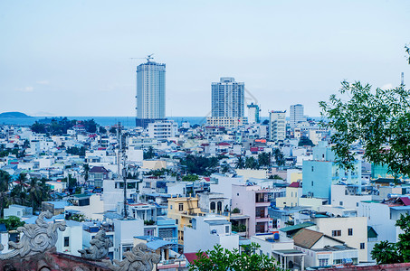 现代市芽庄市背景