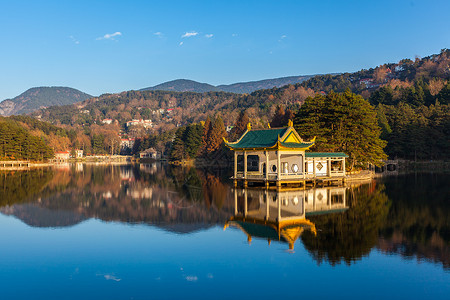 庐山仙人洞江西九江庐山如琴湖夕阳背景