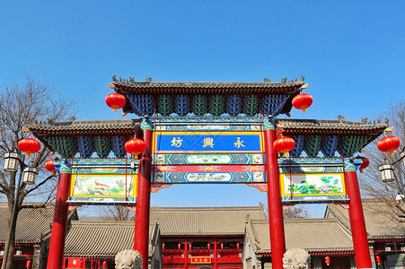 蓝红字母冬日西安永兴坊的彩绘牌坊背景