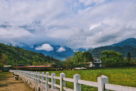 休闲步道群山间的台湾花莲瑞穗牧场步道背景