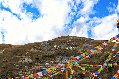 蓝地塔公蓝天下的藏地经幡背景