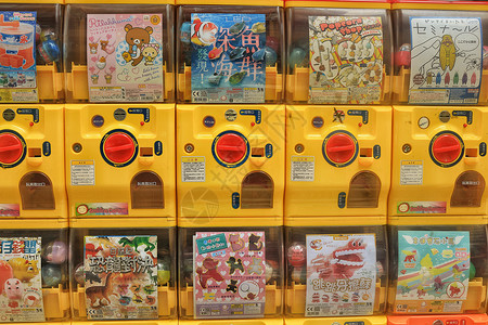 黄色游戏机香港街头糖果色的扭蛋机背景