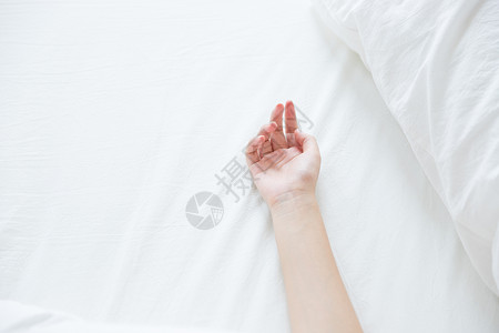 床上女性手部特写背景图片