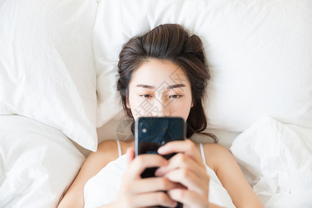 年轻女性睡觉看手机图片