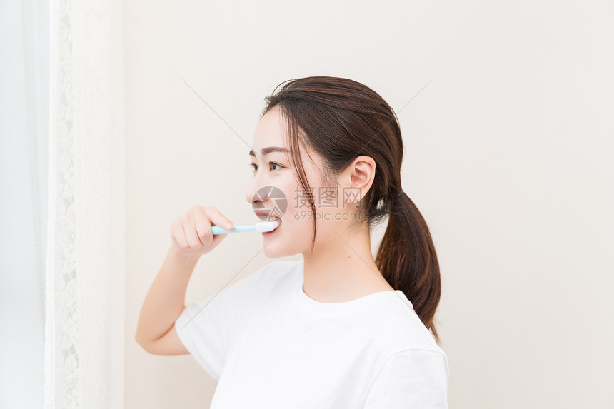 年轻女孩刷牙图片