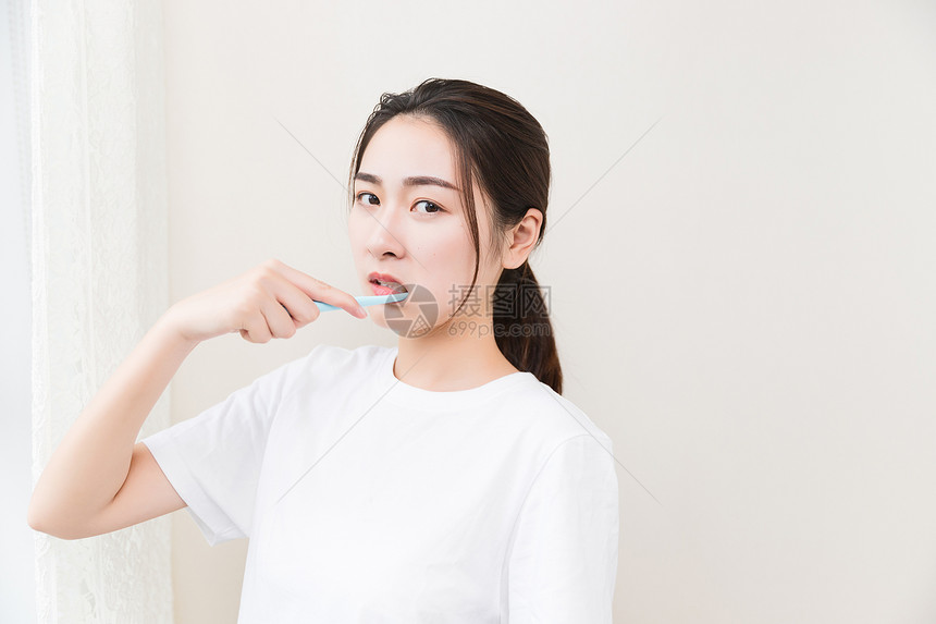 年轻女孩刷牙图片