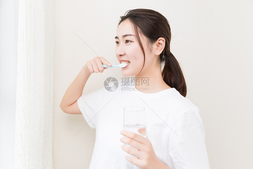 年轻女性刷牙图片