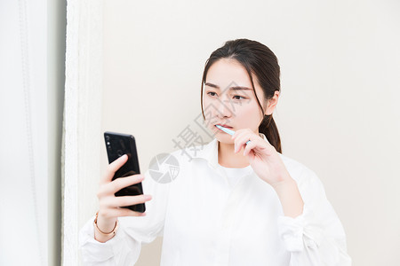 职业女性刷牙看手机图片
