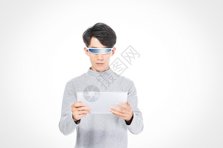 AI+网络教育戴智能眼镜的人使用透明平板背景