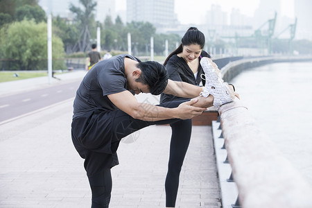 男女青年热身运动图片