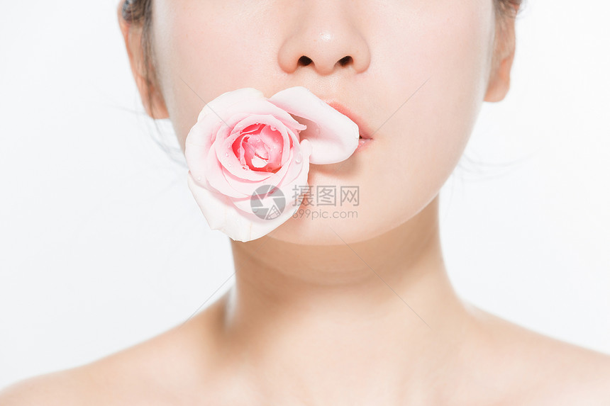 美妆女性与花特写图片