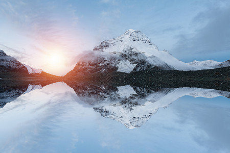 夕阳雪山唯美冰川设计图片