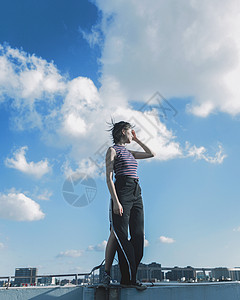 天台看云天台上的情绪美女背景